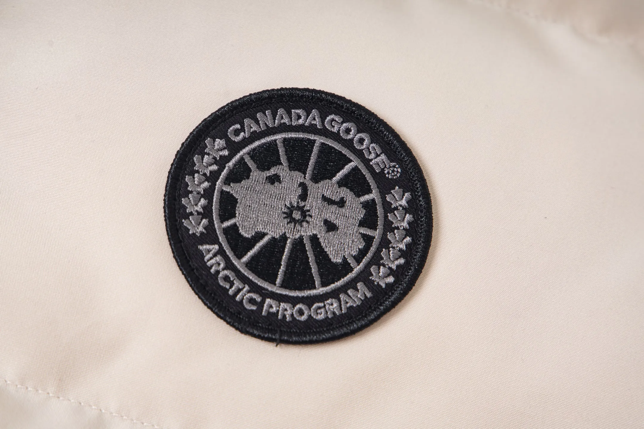 P360 Canada Goose/Canada Goose Black Label #Freestyle Crew 4151mb men's and women's vest down ➖ Imported Behringer embroidery machine customized 10,000-needle embroidery label! ➖ Imported 21-count polyester-cotton blended original fabric, using Feather-Light 10D waterproof coating fabric, made of 84.5% polyester fiber and 15.5% cotton, 100% the best feel in the entire network! ➖ The genuine official website uses the national standard 80 white duck down, and will never be misled by false claims such as 90 down or goose down! ➖ 100% nylon nylon lining with double double-layer sealing design to prevent velvet from running away. Top-grade polar fleece is used in the collar and pockets to keep warm and comfortable! ➖ Yoshida YKK provides original custom-made electroplated sliders. YKK two-way lockable zippers are tight and smooth and will not peel off paint! ➖ 3M composite original Velcro is durable, and all accessories and hardware are disassembled and customized! ⛔No slander, no exaggeration, no need for too much copywriting, because it is focused, it is professional!  SIZE: XS S M L XL XXL